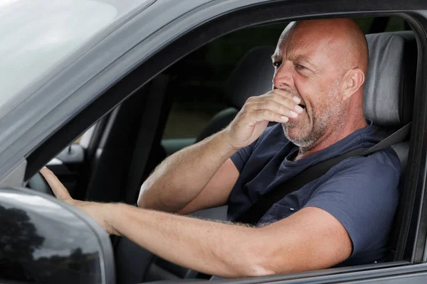 渋滞時に車の中であくびをする男 — ストック写真