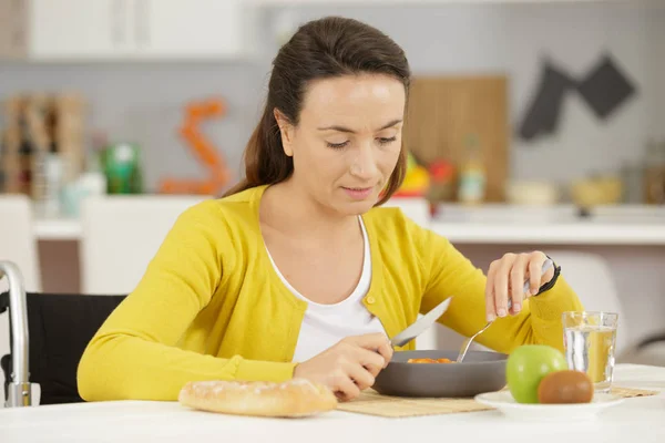 Niepełnosprawna młoda kobieta je lunch — Zdjęcie stockowe