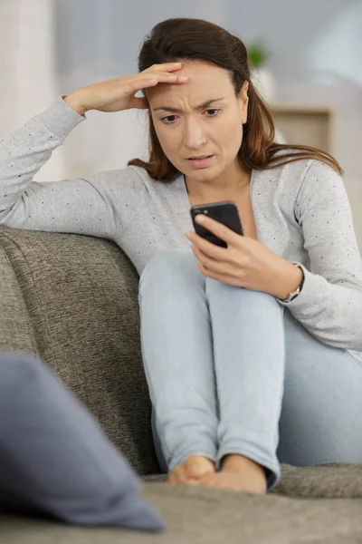Boze vrouw wachten op een mobiele smartphone bellen — Stockfoto