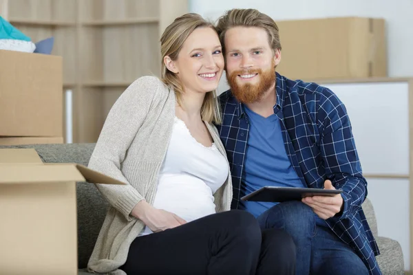 S'attendre à un couple relaxant pendant la relocalisation — Photo