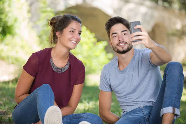 Mladý pár s ohledem selfie — Stock fotografie