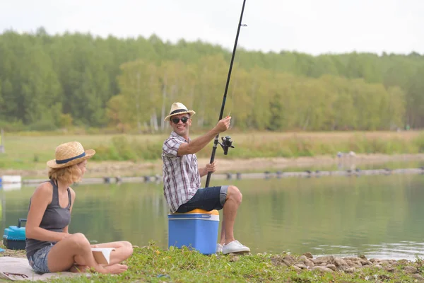 Retrato de pareja feliz pesca en el lago —  Fotos de Stock