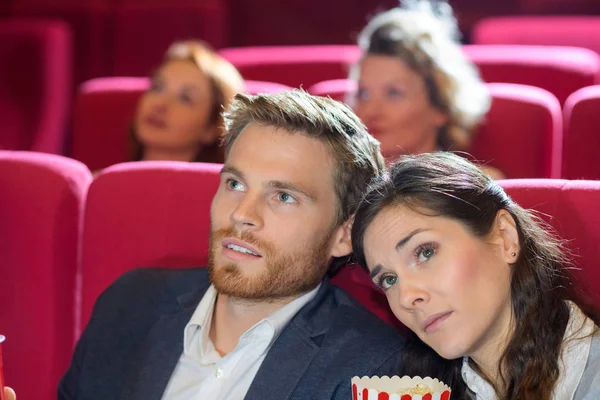 Parejas románticas felices en el cine — Foto de Stock