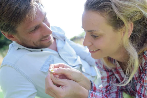 Suddig mjuk av unga par kär i gräs fält — Stockfoto