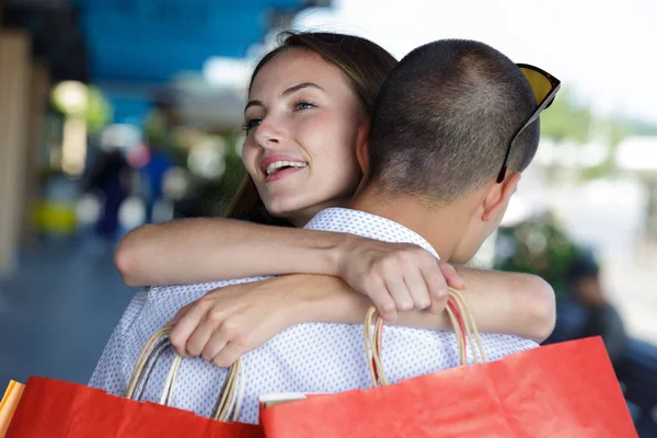 Couple hugging in shopping mall — Stock Photo, Image
