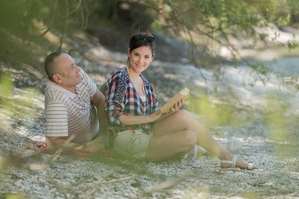 Gelukkig paar veel plezier buiten in het park — Stockfoto