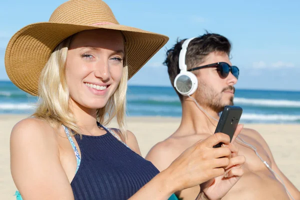 Erfolgreiches Reisepaar verliebt — Stockfoto