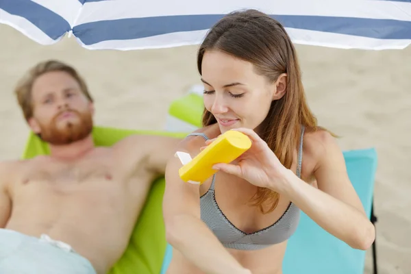 A woman putting some sunscreen — Stock Photo, Image