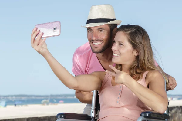 Fiatal kedves házaspár véve selfie szabadban — Stock Fotó