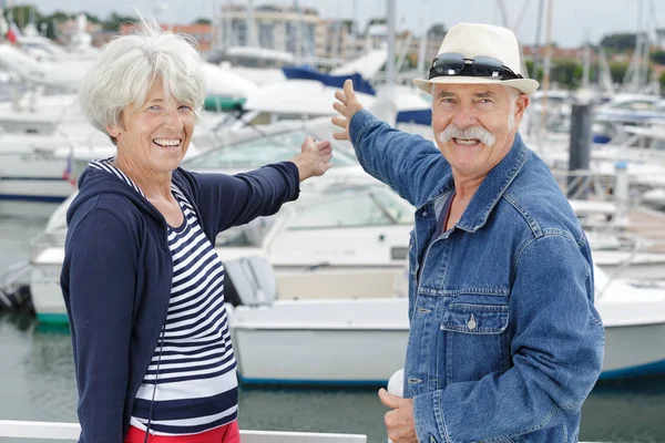 Пожилая пара в порту — стоковое фото