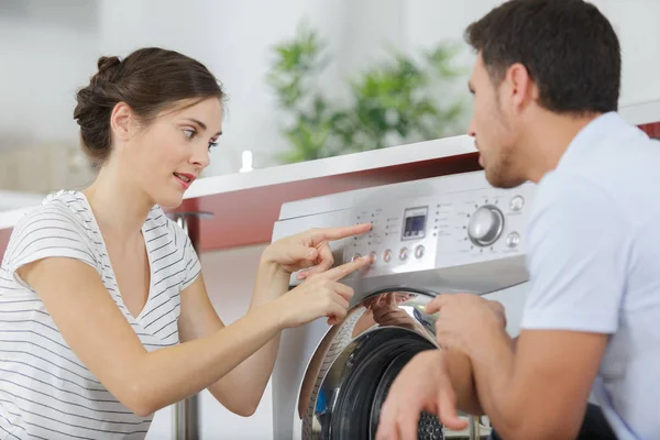 Couple près de machine à laver à la maison — Photo