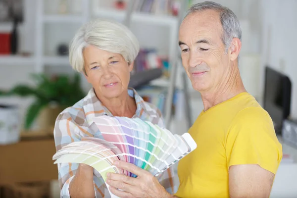 Elderly couple with a color swatch — Stock Photo, Image