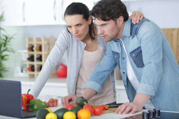 Portrait d'un jeune couple joyeux cuisinant ensemble — Photo