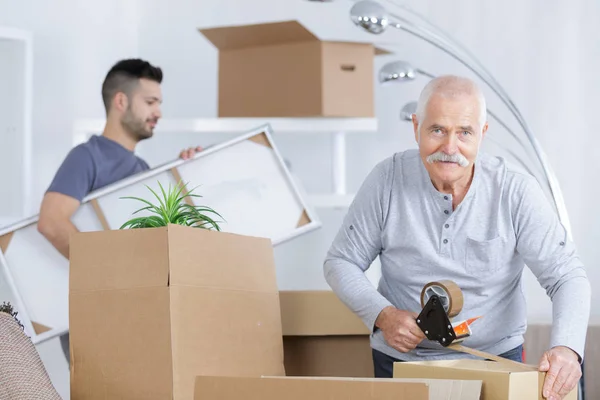 Familia empacando sus pertenencias — Foto de Stock