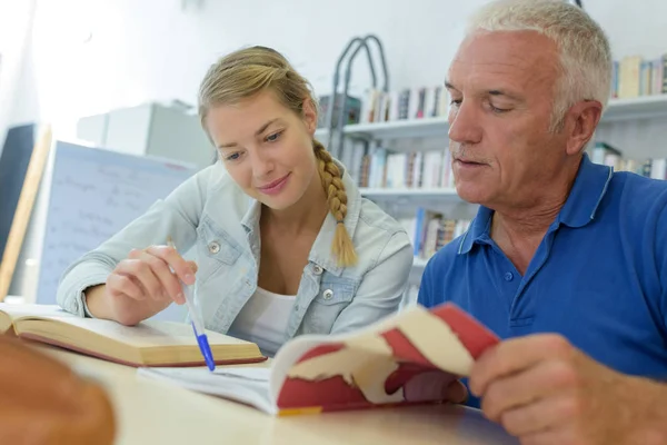 Professor dando aulas particulares para a mulher — Fotografia de Stock