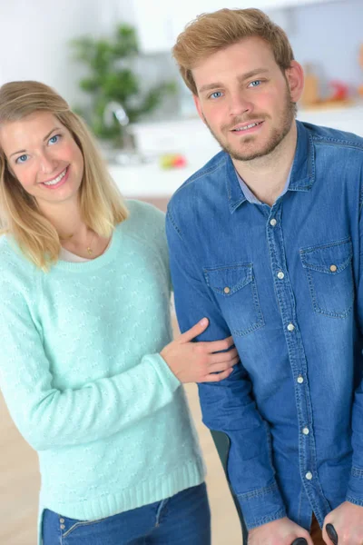 A woman is helping injured boyfriend — Stock Photo, Image