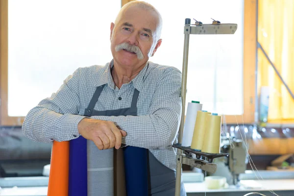 Portret van volwassen ijverige arbeider in werkplaats — Stockfoto