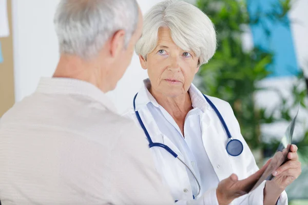 Un medico che guarda i raggi X — Foto Stock