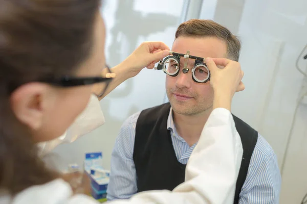 Hombre teniendo una prueba ocular — Foto de Stock