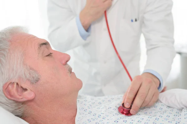 Prueba con un medidor de presión arterial — Foto de Stock