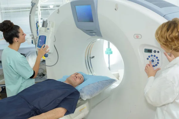 Пацієнт, який проходить сканування мрі в лікарні — стокове фото