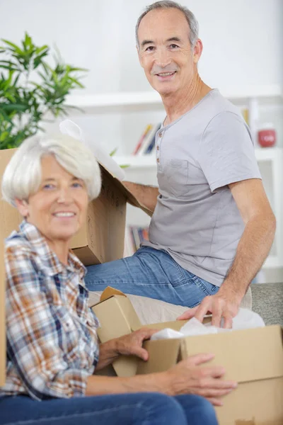 Oříznutý snímek starší pár balení kartonová krabice během přemístění — Stock fotografie