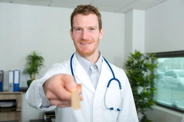 Doctor going to examine the tongue — Stock Photo, Image
