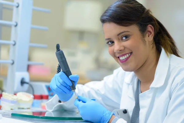 Ritratto di una odontotecnica donna che lavora alla protesi — Foto Stock