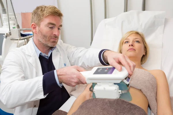 Cuidadoso médico joven utilizando la máquina de ultrasonido en el hospital — Foto de Stock