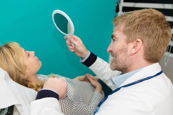 Médico demonstra uma preparação médica para um paciente — Fotografia de Stock