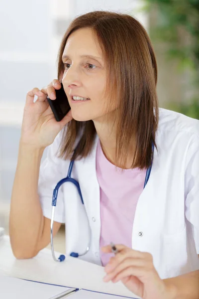 Porträtt av läkare i office prata telefon — Stockfoto