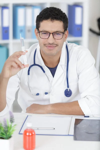 Médico con una aguja de inyección —  Fotos de Stock