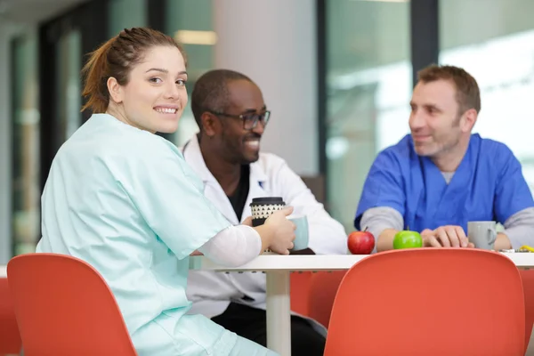 Team di medici durante la pausa pranzo — Foto Stock