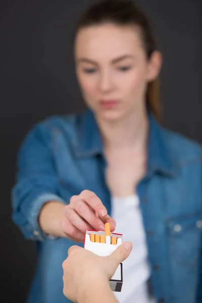A woman taking a cigarette — 图库照片