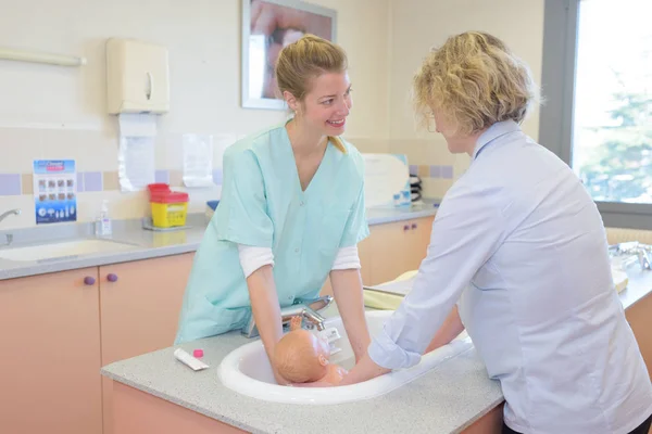 A newborn baby is having her first bath — Stock Photo, Image