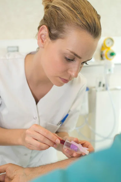 Buscando una vena antes de extraer sangre — Foto de Stock