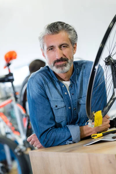 Porträt eines Mannes im Fahrradladen — Stockfoto