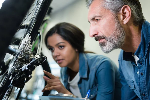 Junge Mechanikerin bei der Arbeit — Stockfoto