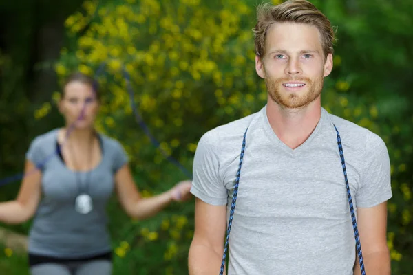 Fitness Man hoppa rep utomhus i naturen — Stockfoto