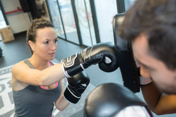 Konceptet kvinnlig boxerträning — Stockfoto