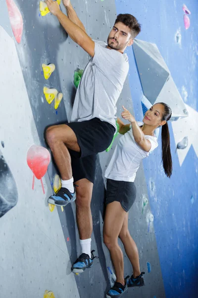 People going up a wall — Stock Photo, Image
