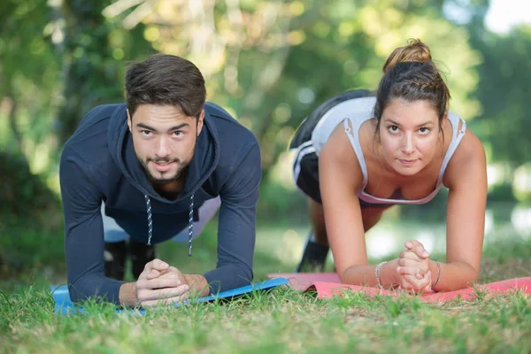 Εκπαίδευση νέων ζευγαριών στην acro yoga στο πάρκο — Φωτογραφία Αρχείου