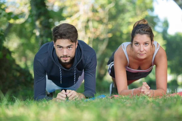 Jovem casal formação ao ar livre juntos — Fotografia de Stock