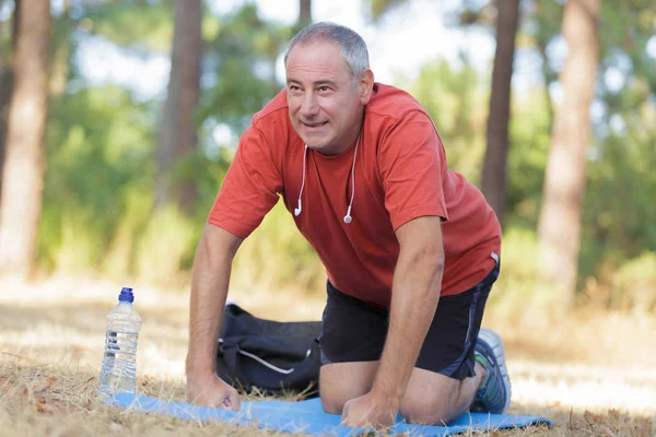 He exercises in the woods — Stock Photo, Image