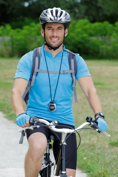Чоловік з велосипедом насолоджуйтесь видом — стокове фото