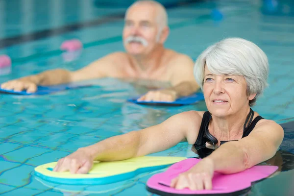 Aqua fitness class for old age pensioners — 图库照片