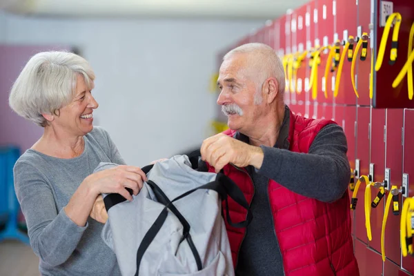 Seniorenpaar in Umkleidekabine mit Badekappe und Schutzbrille — Stockfoto