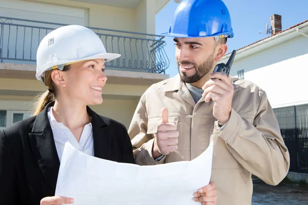 Civilingenjörer som arbetar på byggarbetsplatsen och bär hjälm — Stockfoto