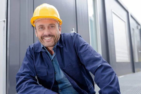 Arbeiter in der Fabrik blickt in die Kamera — Stockfoto