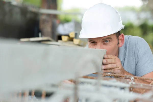 Jóképű mérnök férfi munkás keres egy fém szerkezet — Stock Fotó
